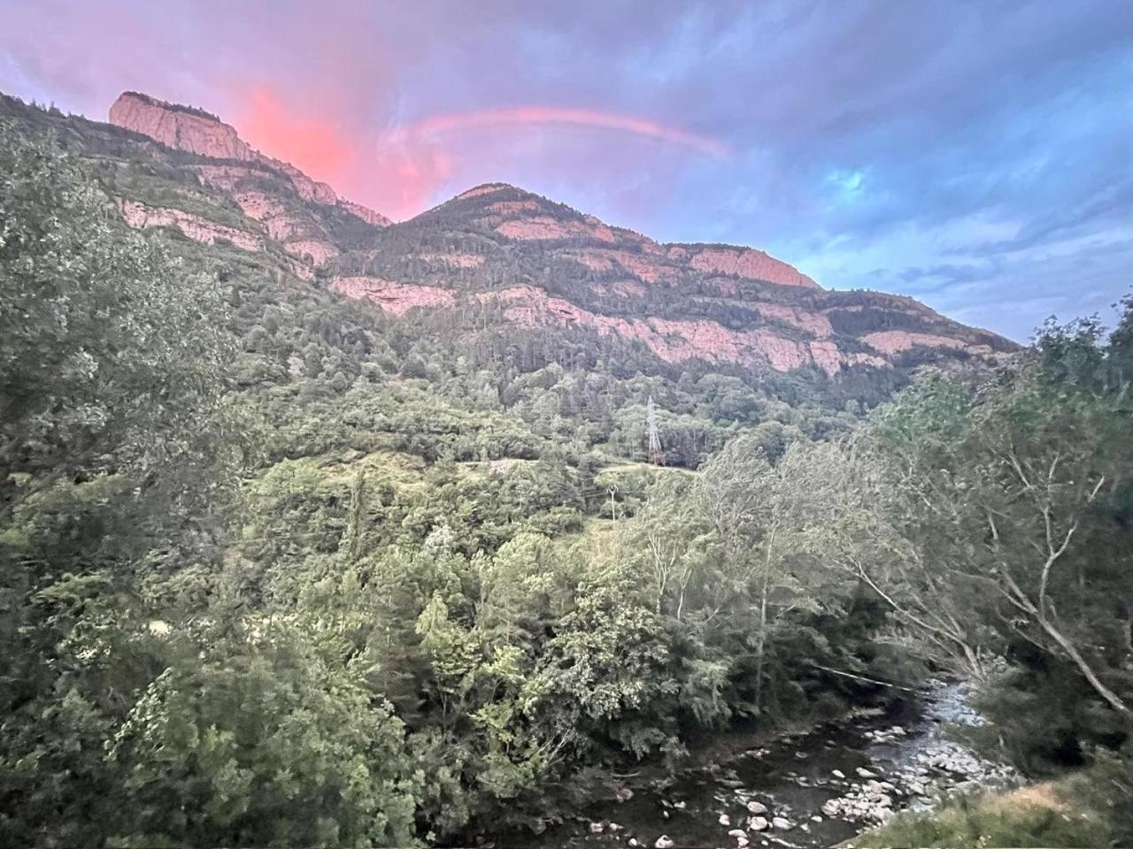 Calmfranc Atico Abuhardillado Con Vistas Al Rio Y La Montana Avistamiento De Ciervos En Canfranc Pueblo Exterior foto