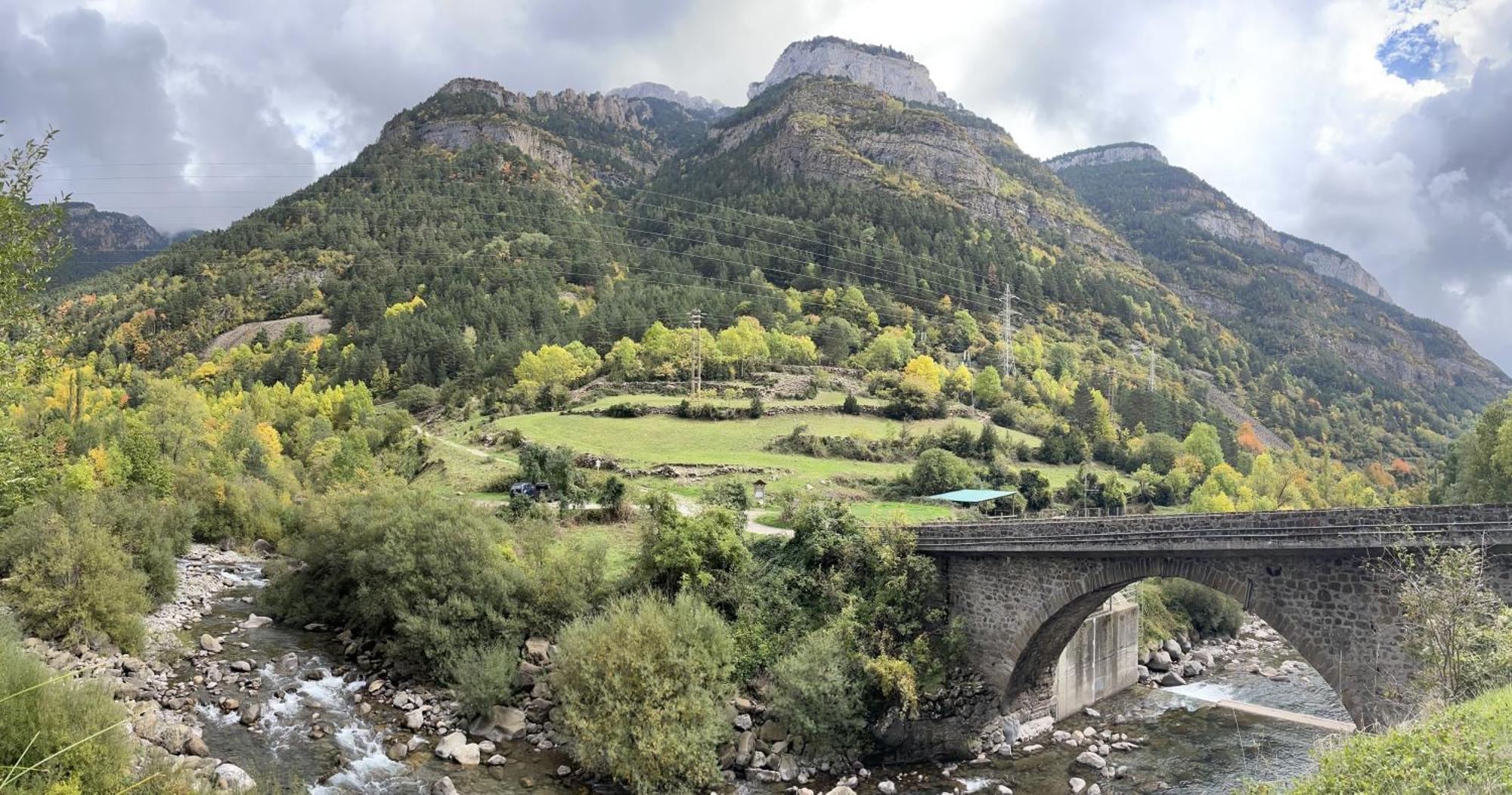 Calmfranc Atico Abuhardillado Con Vistas Al Rio Y La Montana Avistamiento De Ciervos En Canfranc Pueblo Exterior foto