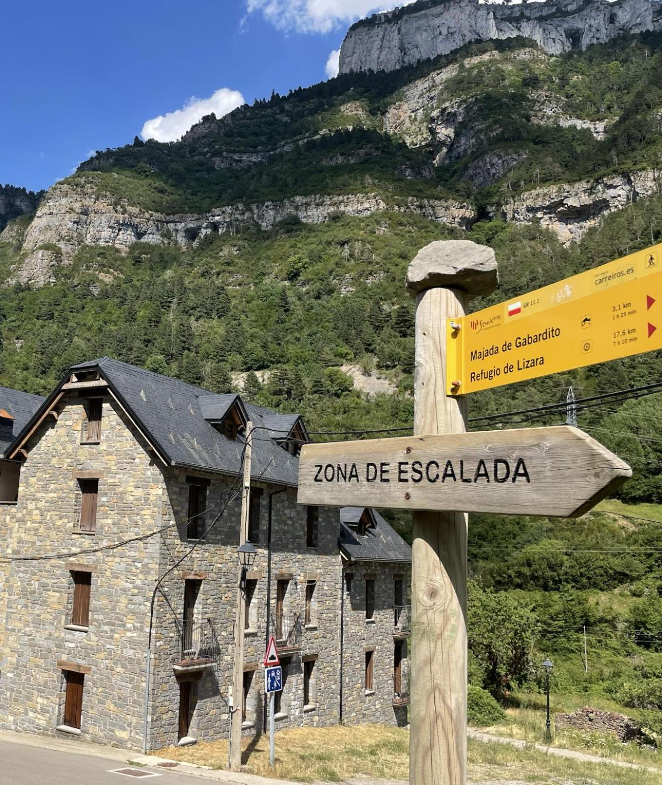 Calmfranc Atico Abuhardillado Con Vistas Al Rio Y La Montana Avistamiento De Ciervos En Canfranc Pueblo Exterior foto