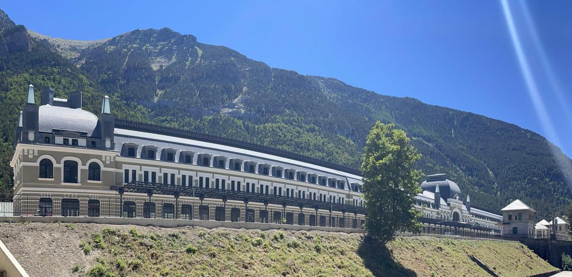 Calmfranc Atico Abuhardillado Con Vistas Al Rio Y La Montana Avistamiento De Ciervos En Canfranc Pueblo Exterior foto