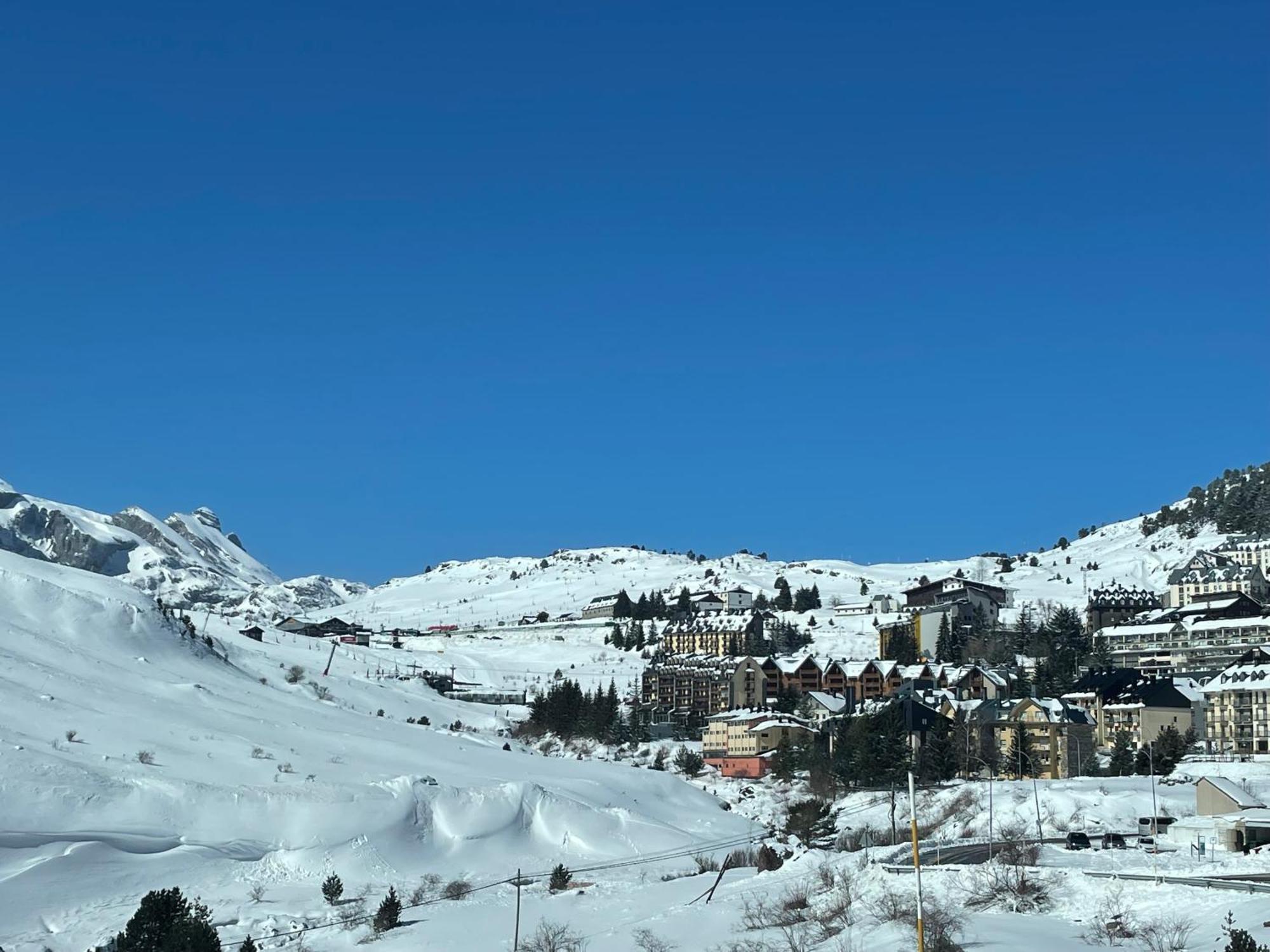 Calmfranc Atico Abuhardillado Con Vistas Al Rio Y La Montana Avistamiento De Ciervos En Canfranc Pueblo Exterior foto